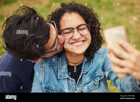 Couple Kissing Kiss Teens Teenagers Hi Res Stock Photography And Images