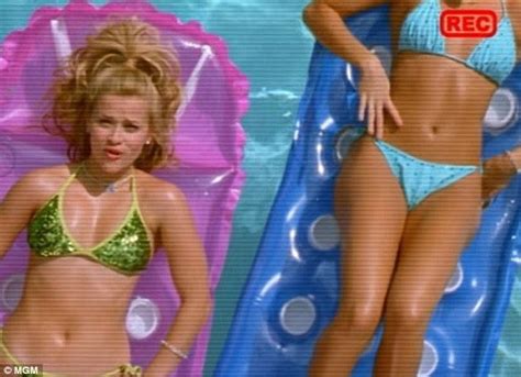 Reese Witherspoon Recreates That Bikini Scene From Legally Blonde Legally Blonde Outfits