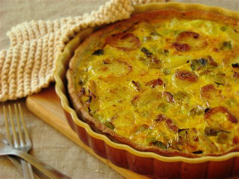QUICHE BIO AUX POIREAUX POMMES DE TERRE ET MEULE DE SAVOIE SUR UNE