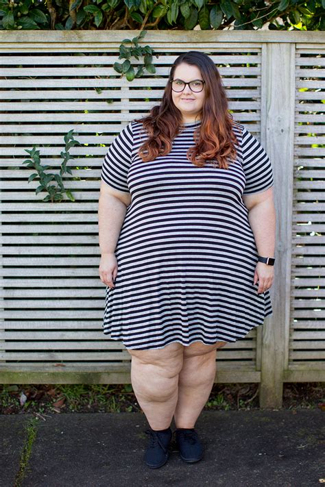 new zealand plus size fashion blogger this is meagan kerr wears yours clothing grey striped
