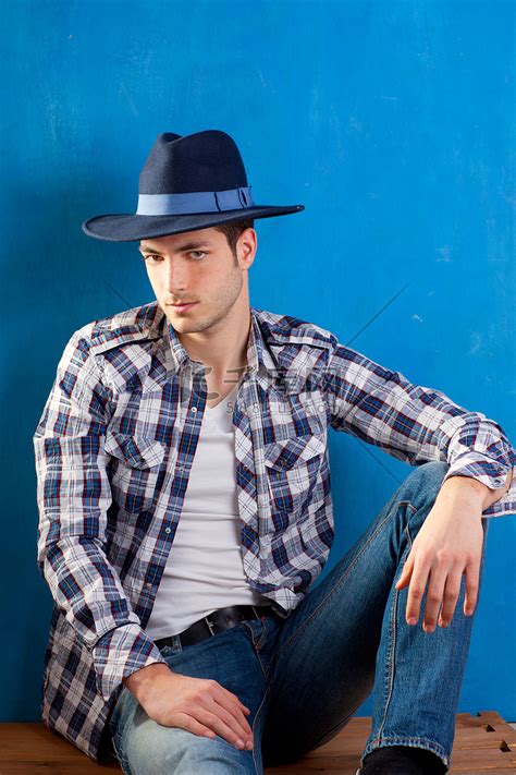 格子衬衫和牛仔帽的帅哥高清摄影大图 千库网