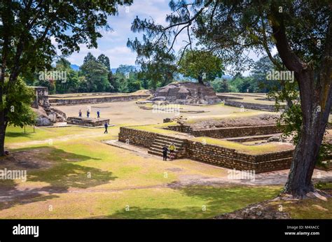 Iximche ruinas enmarcado por robles gigantes Iximche es un sitio arqueológico Mesoamericano