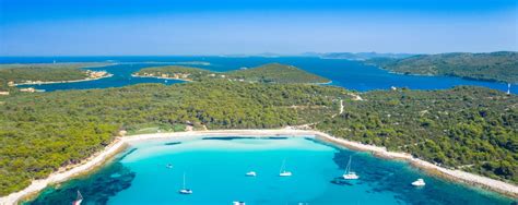 Sakarun beach is located in a bay, facing south and it is around 800 meters long. Sakarun (Dugi Otok) | PCO Online-Törnplaner