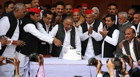 Mulayam Singh Yadav Celebrates 79th Birthday Showers Blessings On Akhilesh India News News
