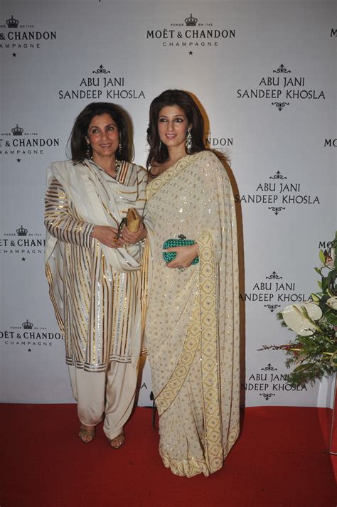 Dimple Kapadia With Daughter Twinkle Khanna Posing For Photographers Rediff Bollywood Photos