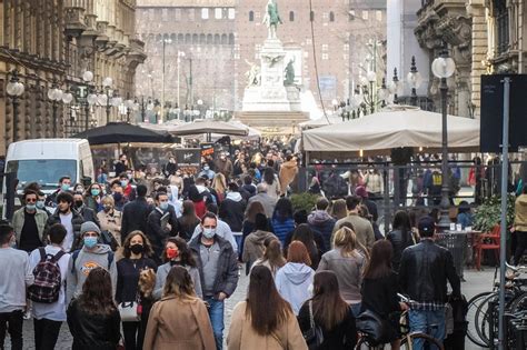Da Roma A Milano Folla Per Strada Nelle Grandi Città Primopiano Ansait
