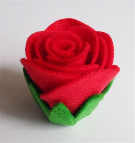 Cómo hacer rosas de fieltro Manualidades Rosas de fieltro Rosa de