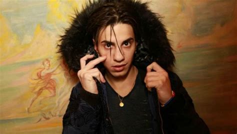 Worldwide album sales, album sales, music sales, music history, top songs, '90, '80, music genres, top songs of '90s, top songs of '80s, music reviews, album reviews, album sales data, worldwide sales, vendite mondiali, copies sold, how many copies sold Chi è Tedua, il rapper di "Orange County" originario di ...