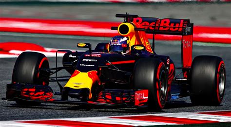Max verstappen doet het goed in de formule 1. Het F1 seizoen gaat zondag van start, dit zijn de ...