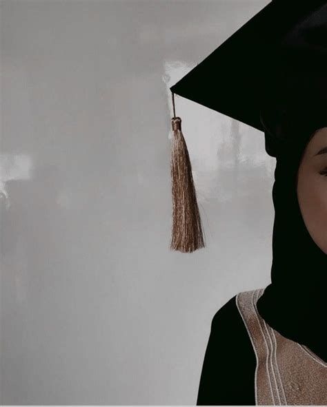 Pin By 𝐉☀️ On Hejabe🦋 Graduation Photography Poses Graduation Poses Girl Graduation Pictures