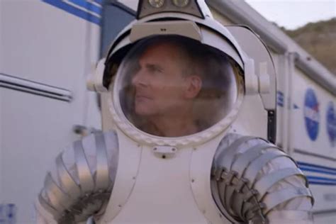 Steve Carell Intenta Correr En Un Traje De Astronauta En El Nuevo