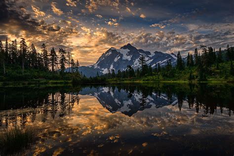 Picture Perfect Lake Picture Lake And Mount Shuksan At Sunrise Time