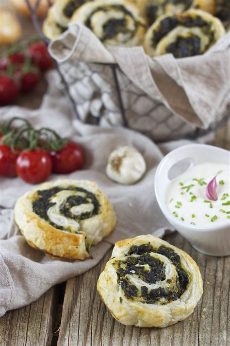 Blätterteigschnecken mit Spinat und Feta Rezept