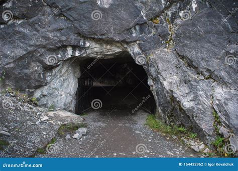Entrance To Dark Cave Stock Photo Image Of Cavern Shadow 164432962