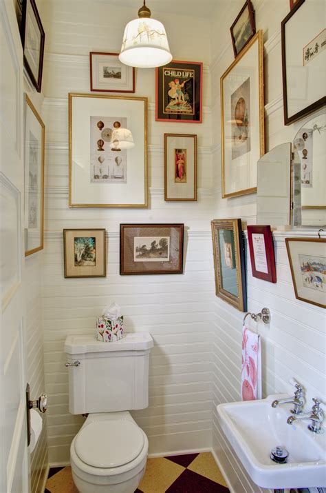 Are you looking for easy bathroom wall decor ideas that will transform a boring space into a beautiful one? Wall Decorating Ideas From The Pros To You | Hammer & Hand