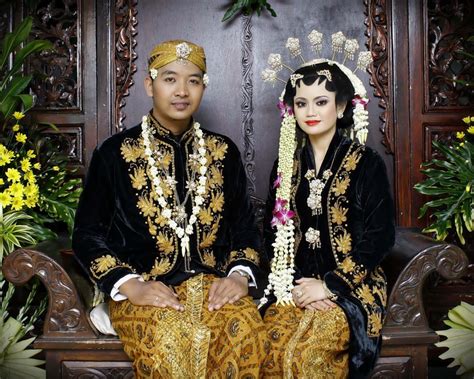 38 Awesome Indonesian Tribal Wedding Costumes