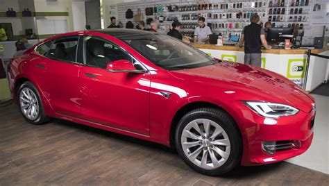 Tesla Model S 75d červená Elektromobil Alzacz