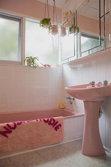 Bains & déco, paris, france. Maison rétro en Australie - Blog Déco | Salle de bain rose ...
