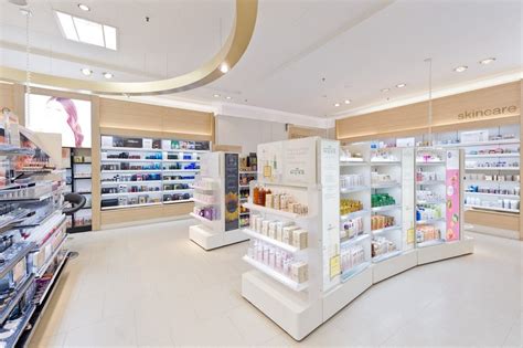 Elegant Cosmetic Skincare Shop Display Retail Showcase With Acrylic Logo