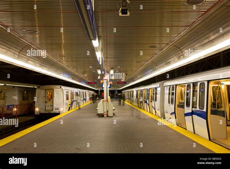La Estación De Skytrain De Una Parte Del Sistema De Metro De Vancouver