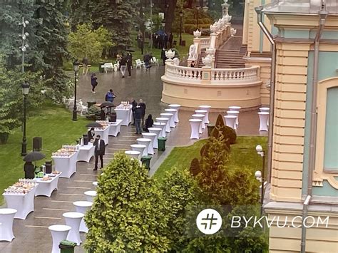 Володимир зеленський, підсумки, президентство, пресконференція. Пресконференція Зеленського в парку під час дощу - 20 ...