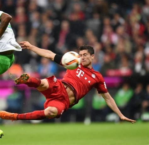 Born 21 august 1988) is a polish professional footballer who plays as a striker for bundesliga club bayern munich and is the captain of the poland national team. FC Bayern: „Robert ist einer der besten Stürmer der Welt ...