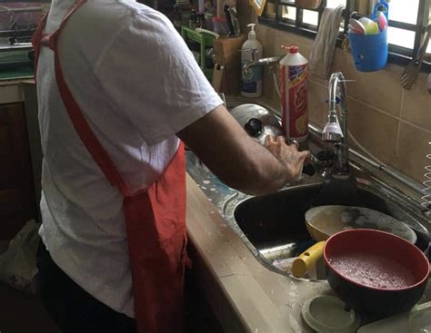 Tangan yang terkena getah saat mengolahnya pun bisa terasa seperti melepuh. PKP Tempoh Eratkan Hubungan Suami Isteri. Sweetnya Cara ...