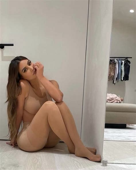 Kim Kardashian Sexy At Home 6 Photos The Fappening