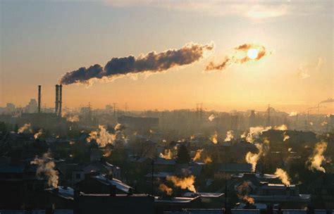 W miastach aglomeracji warszawskiej sytuacja ze smogiem jest podobna do tej na obrzeżach stolicy. Smog plagą polskich miast. Skąd się bierze i jakie są jego ...