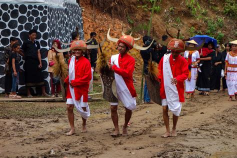 Tana Toraja “the Living Dead” Or “merry Funeral” Travel Badger