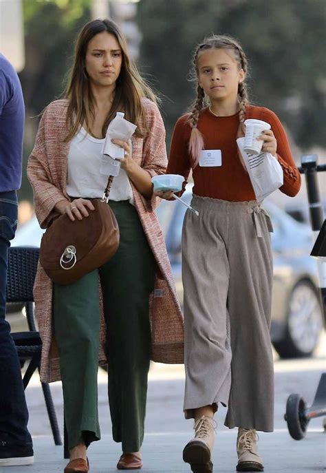 Jessica Alba With Her Daughter In Los Angeles 16 10 2018 Jessica Alba Style Jessica Alba Fashion