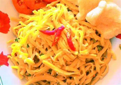 Tak hanya dimakan begitu saja, mie instan kerap dikonsumsi dengan beragam toping salah satunya telur setengah matang. Cara Membuat Mie Goreng Dengan Bahan Seadanya / Resep Mie ...