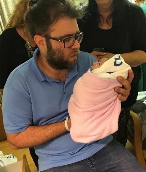 היום הוא מתגורר ביחידת דיור אצל הוריו, עם אשתו רינת שנמצאת בהיריון שני, אורי בתם הקטנה והכלב חזקי. בת נולדה לאורן חזן: "אמאל'ה, אני אבא"