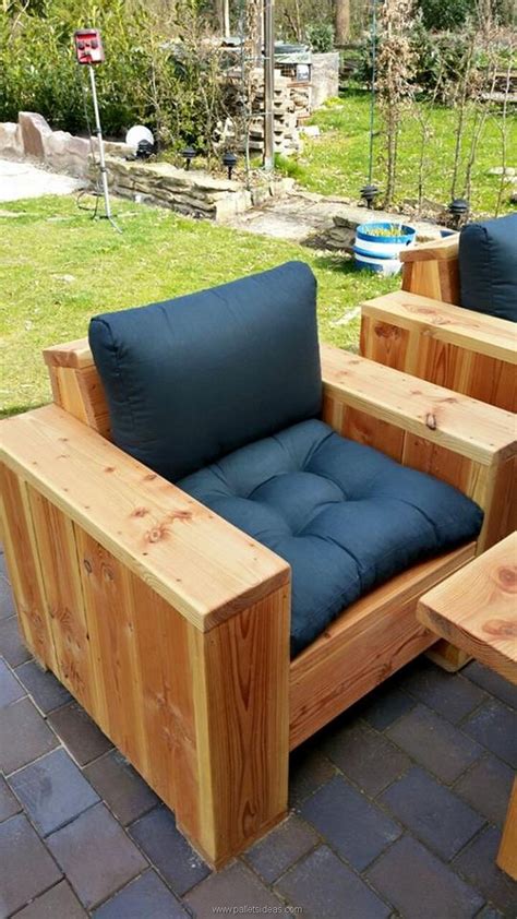 Wooden garden benches are a great way to allow people to pause and enjoy the garden. Pallet Wood Outdoor Lounge Furniture | Pallet Ideas