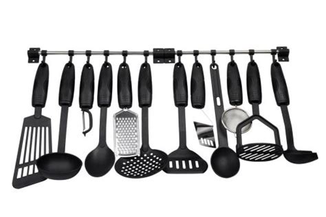 El equipo básico no tiene porqué ser muy amplio, debe estar siempre limpio y listo para funcionar. LA COCINA: utensilios de una cocina