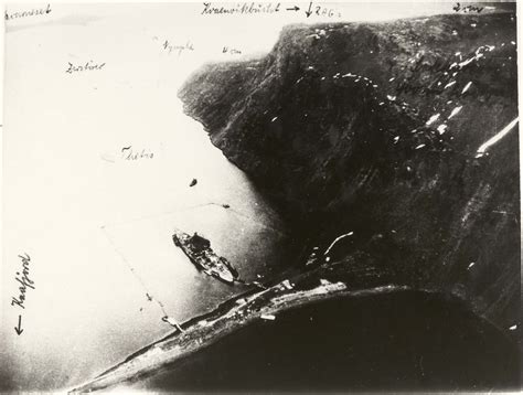 Das kleine dorf liegt am ufer des kåfjords und an der europastraße 6 (e6), rund 18 km westlich der stadt alta und 3 km westlich von kvenvik. "TIRPITZ" i Kåfjord 1943 - Luftfoto (tysk) - Forsvarets ...