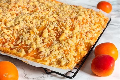 Check spelling or type a new query. Der Aprikosenkuchen mit Streuseln ist besonders beliebt ...