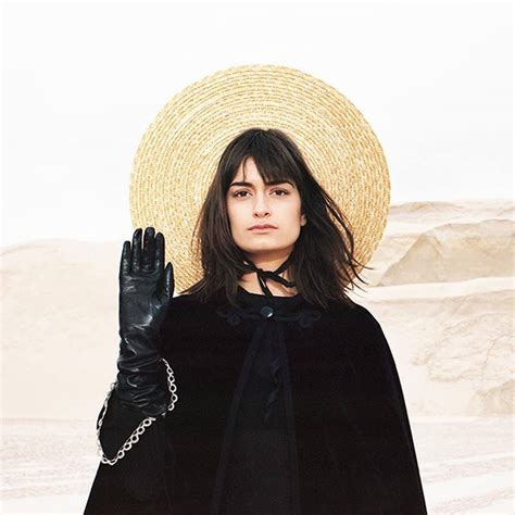 refrain prends garde sous mon sein, la grenade sous mon sein, là, regarde sous mon sein, la grenade. Clara Luciani La Grenade : une escapade nocturne envoûtante