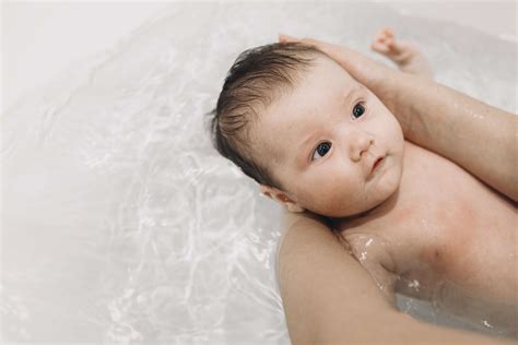Sekedar informasi nih mams, mandi air hangat atau memandikan bayi dengan air hangat memang memiliki manfaat yang baik untuk melancarkan. SOP Memandikan Bayi - Exclusive Telon OilExclusive Telon Oil