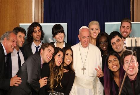 Youtubers Se Reúne Con El Papa Fernanda Familiar