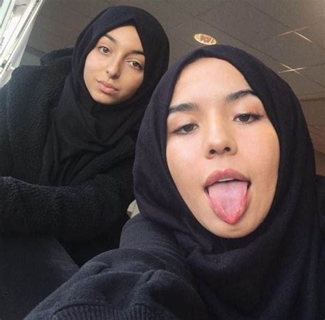 Pin By Crxii On Muslims Girls Twitter Beautiful Hijab Perfect Body