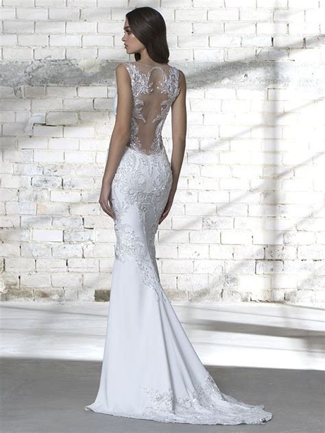 Brautkleid mit herzausschnitt und tattoo spitze am rucken von www.braut.de. Figurbetontes, spitzenbesetztes Brautkleid im Fit and ...