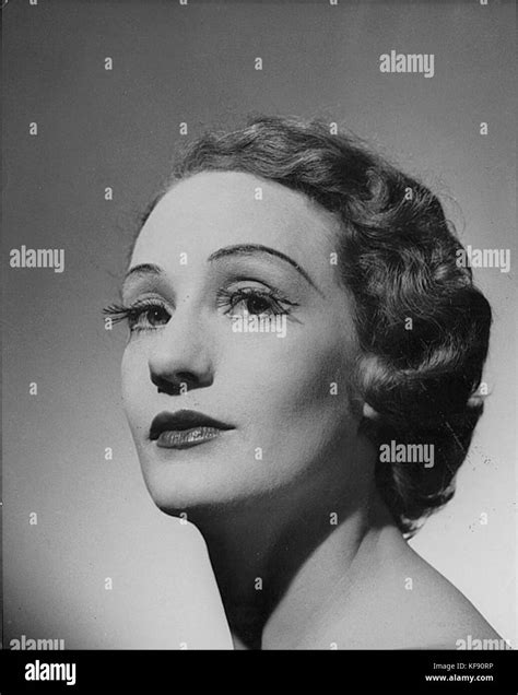 Helmut Newton Portrait Von Laurel Martyn 1952 Stockfotografie Alamy