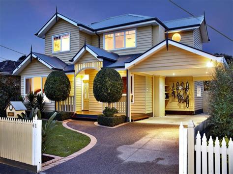 Check spelling or type a new query. Photo of a weatherboard house exterior from real ...