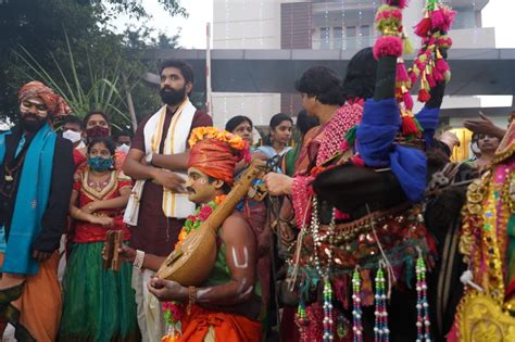 Sankranthi Special Bhogi Mantalukodi Pandelu Celebrations In Andhra