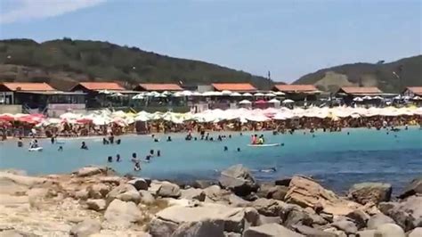 A praia das conchas em cabo frio possui esse nome devido ao seu formato idêntico ao de uma concha. Praia das Conchas, Cabo Frio, Rio de Janeiro - YouTube