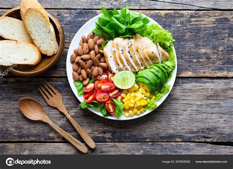 Comida Sana Ensalada Vegetariana Con Pollo Almendra Plato Blanco Una