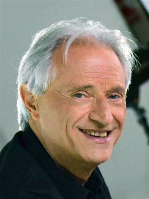 Per il gruppo, di cui è voce solista, scrive la sua prima canzone, intitolata una cosa stupida. Amedeo Minghi • "L'immenso", nel 1976 è la mia canzone più ...