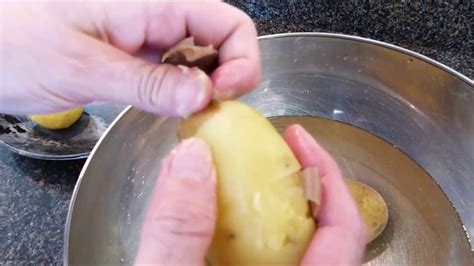 Comment éplucher Des Pommes De Terre Cuites Facilement Youtube