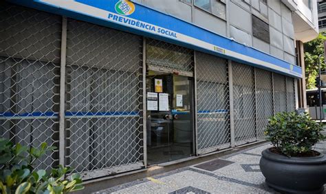 A prova de vida anual obrigatória deixou de ser exigida desde o dia 18 de março de 2020, como medida de proteção no enfrentamento da pandemia do novo nesse caso, todos os documentos são anexados e enviados eletronicamente. Aposentado fora do país também faz prova de vida do INSS?